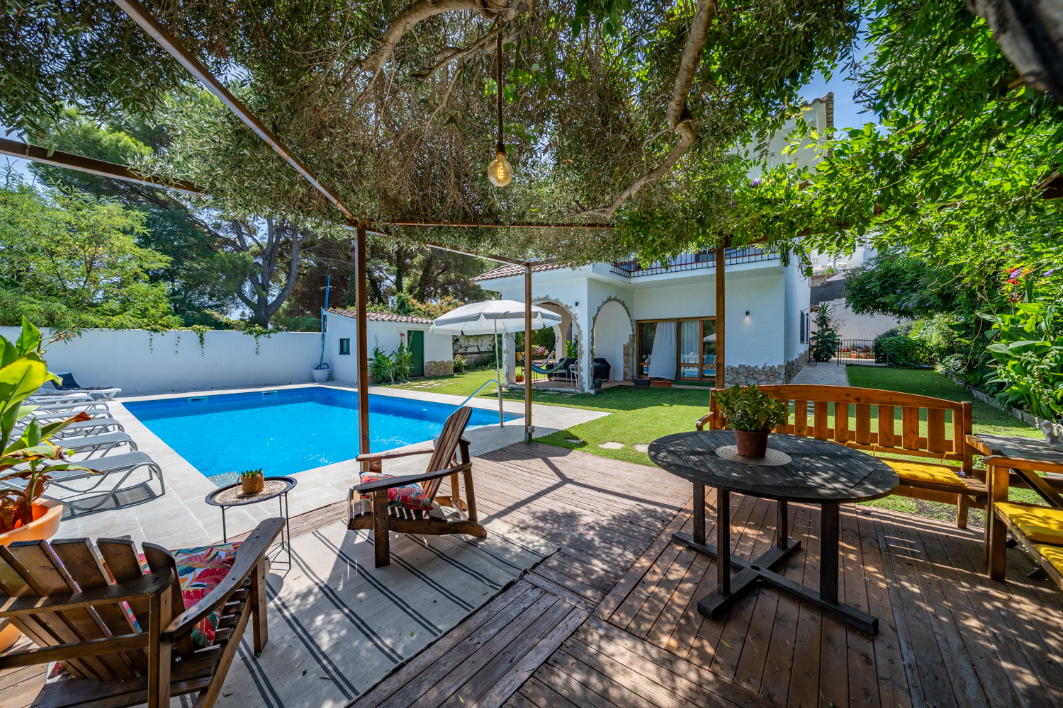 Zona de Relax con Mesa de Jardín para disfrutar (Area Común)